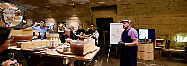 Guided tour of the cheese cellar with raclette fun