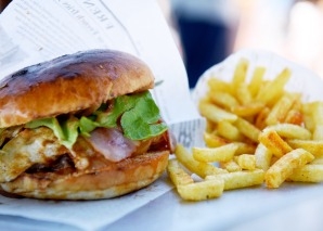 Foodtruck mit Burgern und Pommes