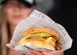 Foodtruck mit Burgern und Pommes