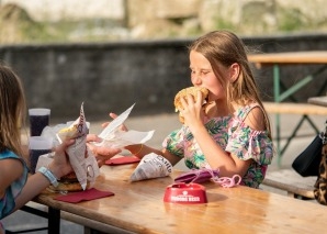 Foodtruck mit Burgern und Pommes