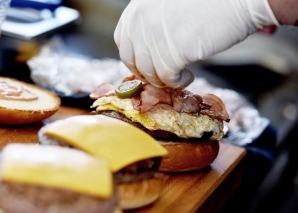 Foodtruck mit Burgern und Pommes