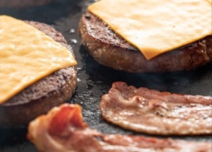 Foodtruck mit Burgern und Pommes