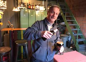 Dégustation de bière avec sommelier dans un garage automobile