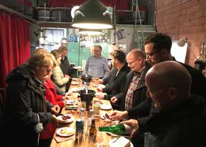 Dégustation de bière avec sommelier dans un garage automobile