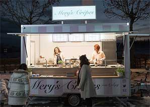 Des crêpes fraîches faites avec amour dans un food truck