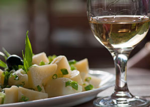 Dégustation avec vin et fromage