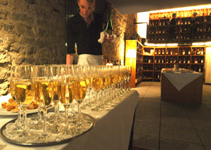 Repas dans une cave archéologique