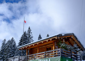 Repas de fondue dans la cabane en bois rond