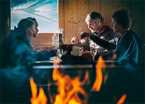 Repas de fondue dans la cabane en bois rond