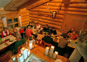 Repas de fondue dans la cabane en bois rond