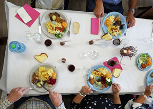 Dinner im Zirkuszelt mit Unterhaltung