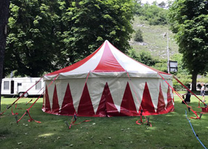 Balade avec torches jusqu'à la tente du cirque