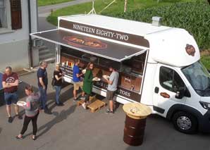 Food Truck mit Baked Potatoes und mehr