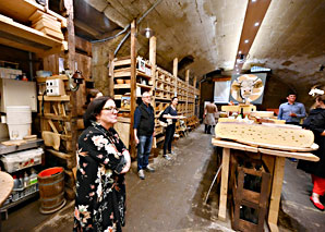 Visite guidée de la cave à fromage avec dégustation de raclette