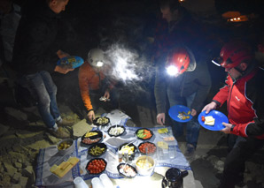 Raclette à discrétion dans les grottes - une aventure fascinante