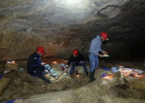 Experience the caves with raclette à discrétion