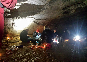 Experience the caves with raclette à discrétion