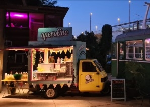 Piaggio Ape als Bar-, Grill- und Apéro-Truck