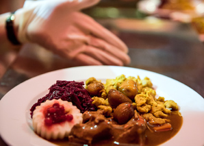 Poetisches Weihnachtsvarieté mit Essen im Zirkuszelt
