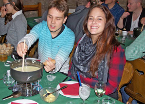 Geselliges Essen im Turm in Zug