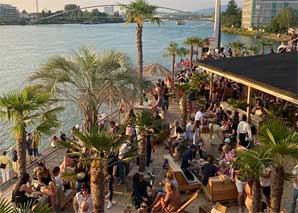 Fête estivale avec ambiance de plage à Bâle