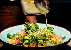 Surfen und Essen mit Hawaiifeeling
