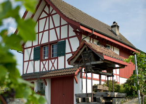 Promenade à la torche pour aller manger dans une maison de la Vigne