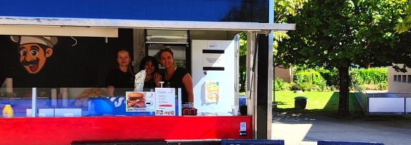 Foodtruck mit Burgern und Pommes