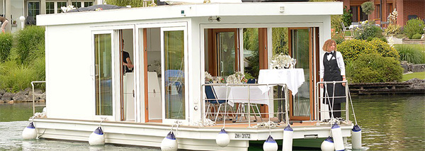 Celebrate on the houseboat