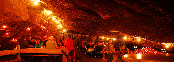 Fête dans une grotte sur la montagne du Rigi