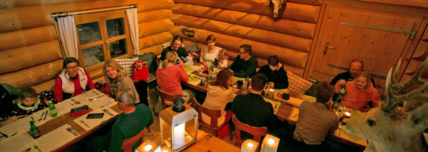Repas de fondue dans la cabane en bois rond