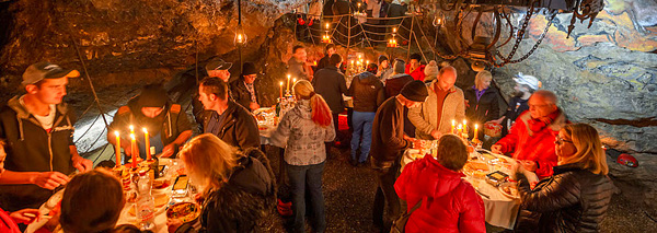 Se régaler avec une raclette dans la grotte du Hölloch