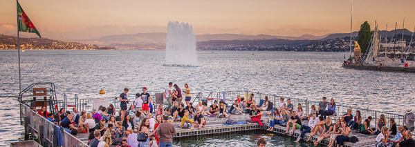 Fête palpitante directement sur le lac de Zurich