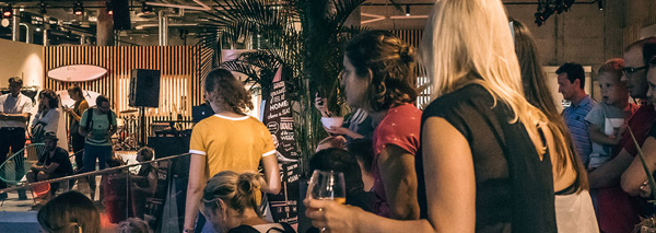 Surfen und Essen mit Hawaiifeeling