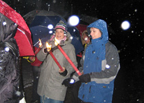 Randonnée avec des torches avec du vin chaud et des gourmandises