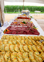 Barbecue romantique au cours d'une nuit d'été