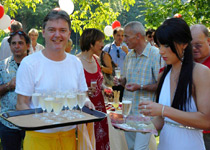 Fête d'entreprise dans le jardin d'une superbe villa