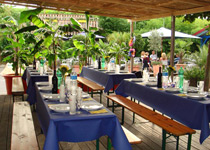 Karibisches BBQ mit Beachbar