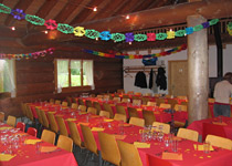 Tout ce qu'il faut pour une fête dans une cabane en forêt