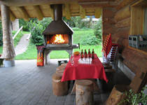 Tout ce qu'il faut pour une fête dans une cabane en forêt