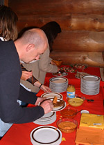 Tout ce qu'il faut pour une fête dans une cabane en forêt