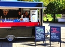 Foodtruck mit Burgern und Pommes