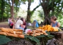 Cuisine en équipe au feu de bois