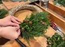 Confectionner une couronne de l'Avent en équipe