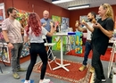 Peinture d'enterrement de vie de jeune fille : créer ensemble une œuvre d'art pour la mariée