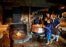 Faire du fromage au feu de bois dans le «Stöckli» en Emmental